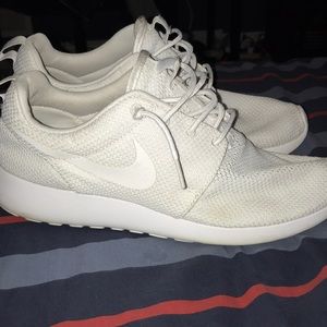 Size 10.5 white nike roshe
